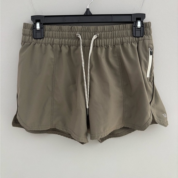Vuori Pants - Vuori Clementine 4” shorts size small